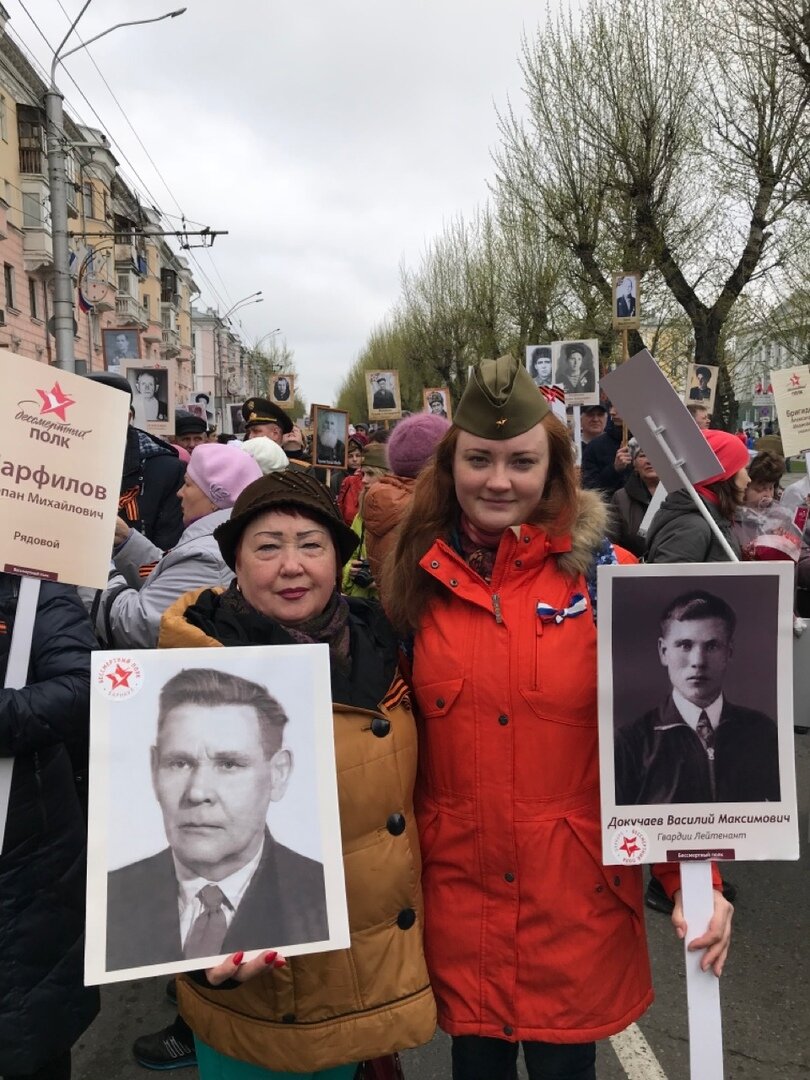 вместе с мамой. У мамы портрет нашего прадеда, труженика тыла