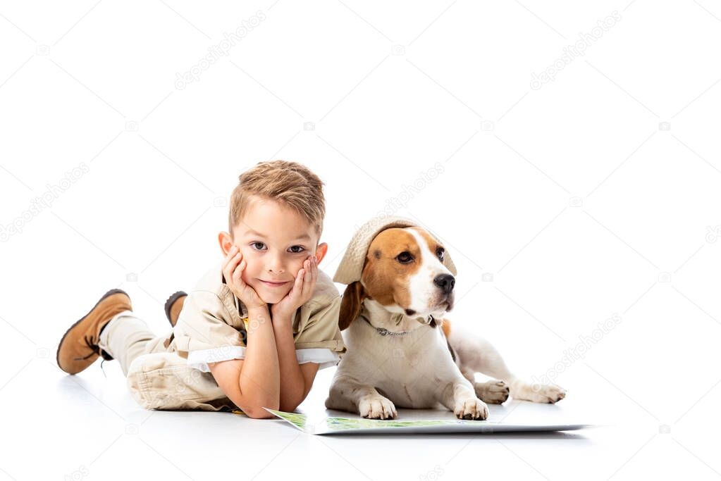 Взято из: https://st4.depositphotos.com/13193658/28032/i/950/depositphotos_280323306-stock-photo-preschooler-explorer-kid-map-beagle.jpg