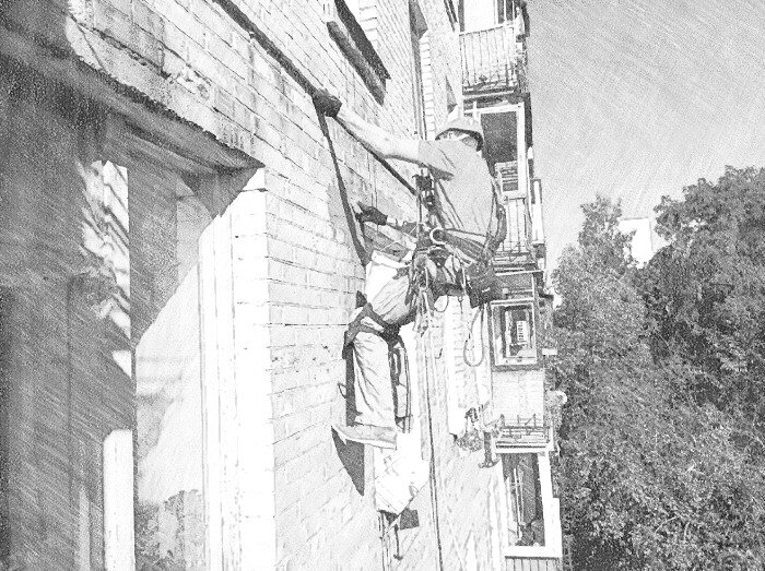 Промышленный альпинист крепит кабель.