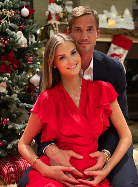 Катя Григорьева и Антон ШунинКатя скрывала "интересное положение" от общественности, о ее беременности знали только близкие. Для Григорьевой этот ребенок стал первым, для Антона — вторым: у футболиста есть 7-летний сын Артемий от предыдущего брака. С Катей Антон познакомился в Интернете, о чем рассказал HELLO!: