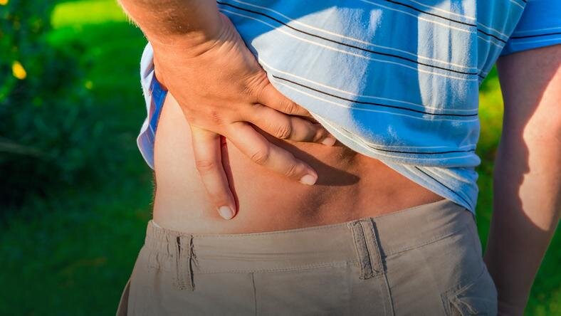 Боль в пояснице может быть симптомом дефицита витамина D