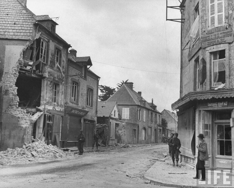 Американские солдаты на улицах города.