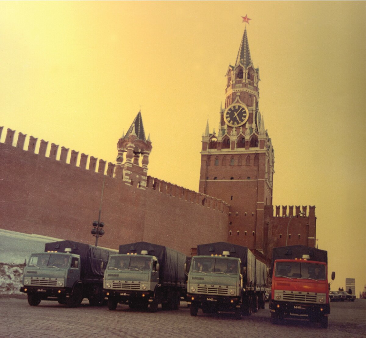 Автомобили на красной площади