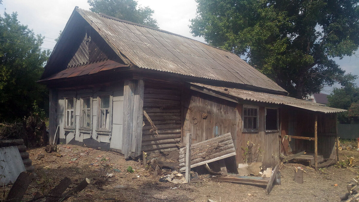 Разобрать домик. Дом под разборку. Дом на разбор Ангарск. Фото дом под разборку. Демонтировать старый дом из дерева трактором.