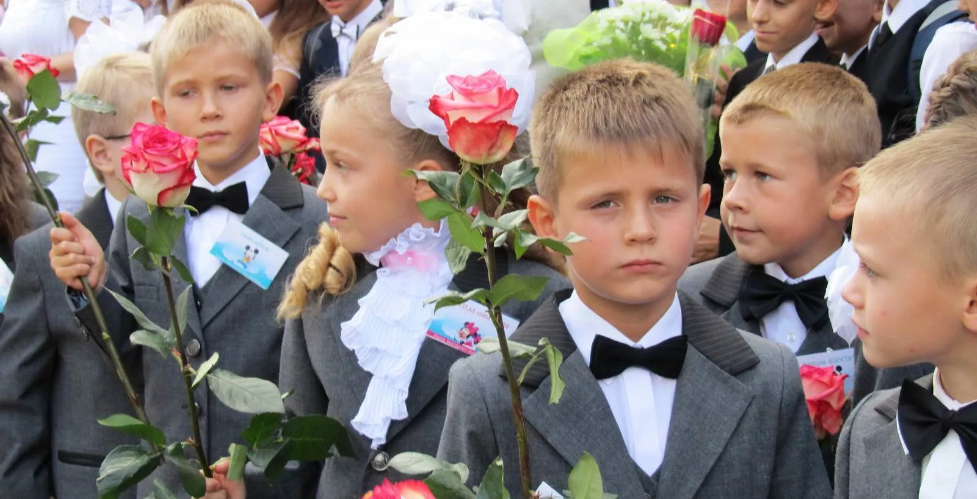 Первоклассник с цветами. Школьник с цветами. Школьники на линейке. Первоклассник с розами.