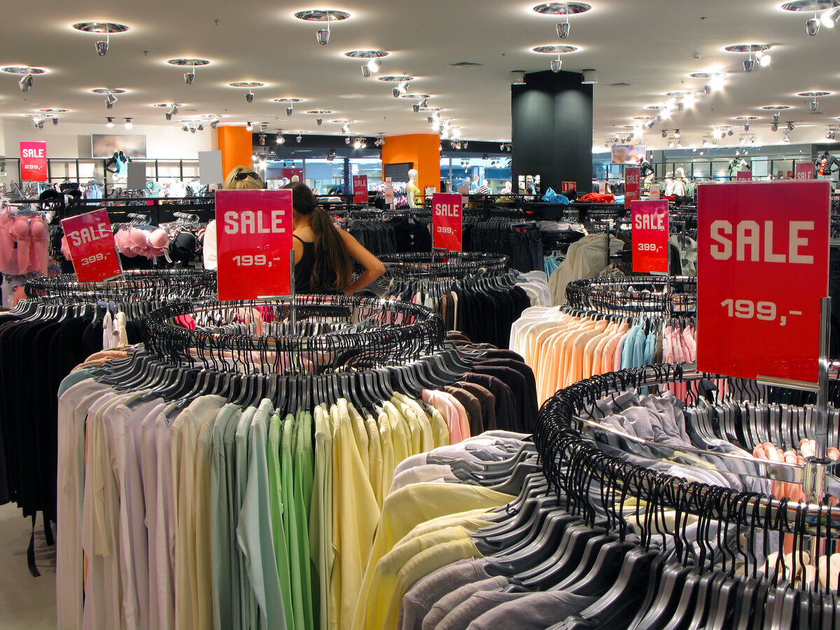 Sale shop магазин. дисконт магазин одежда обувь. распродажа в магазине одежды. меганом магазин твое. дисконт магазины детской одежды.