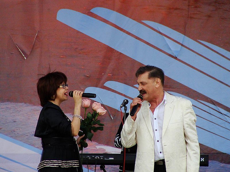 На фото: Ядвига Поплавская и Александр Тиханович. Источник: https://ru.wikipedia.org/
