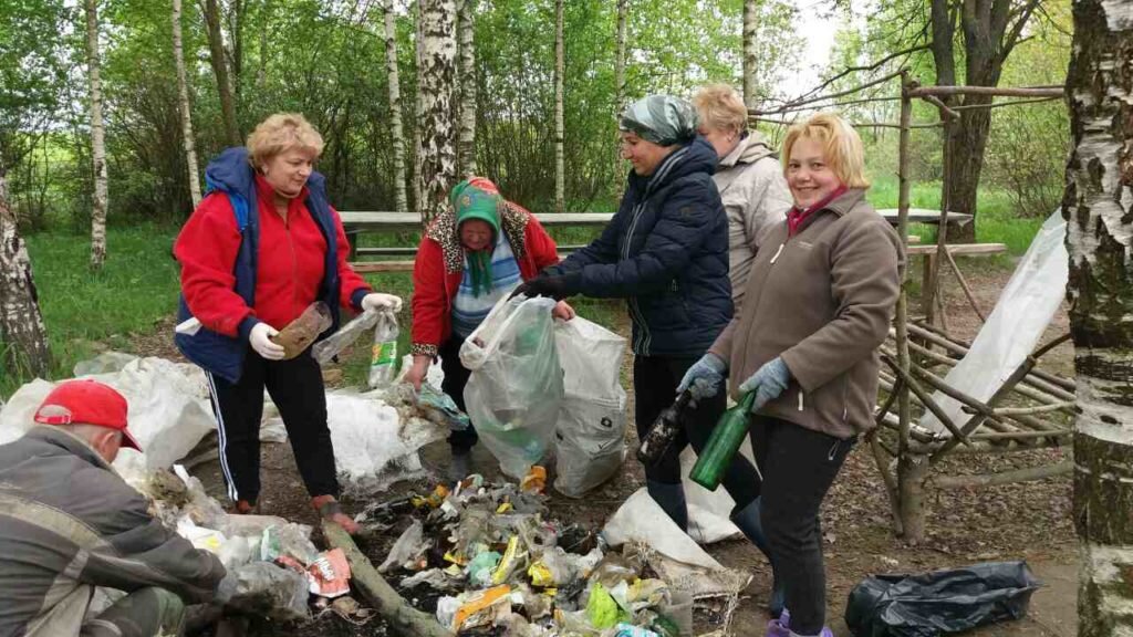 Момент сортировки собранного мусора.