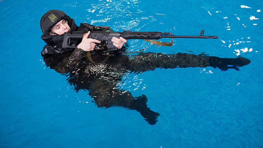 Некоторые модели не только защищают от воздейтсвия внешних факторов, но и позволяют держаться на воде