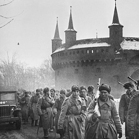 Для кого Россия мать, а кому мачеха.

Изучая материал, наткнулась на статью о том, что польские историки утверждают, что не было никакого героического спасения краковских достопримечательностей, это придумала кремлевская пропаганда.🤔

Хотелось бы понять, что это доказывает? Кем это установлено? Имеет ли человек который это писал представление о том, что такое война? Может и шестьсот тысяч Советских солдат не погибли при освобождении Польши? Или Варшавское восстание спасли не Русские солдаты?

Когда расстреливали фашисты, открытым текстом кричали: "Красная Армия, помоги!" А сейчас еще и ругать начинаете? Разум потеряли?

Сколько денег выделили Польше безвозмездно в 1945!? Забыли!?

У нас свои люди голодали. А вы ели хлеб и сметану которую у нас всю забирали! У мужа мать с голоду пухла, а вы сало жрали! Все забирали на братскую помощь. А сейчас еще и морды воротите!? Да вы просто …...😡

Добро не всегда надо прививать хорошим словом. А вот для таких, как вы, еще и палкой! Не было у вас никогда ни чести ни самоуважения. А значит и уважать не за что!

Имеет ли человек который писал представление, что такое война? Что такое: военные действия, тактика, стратегия, разведка рекогносцировка, и так далее!? Умеете только рассуждать о космических вещах с космической глупостью.

Пишу со знанием дела. Муж профи, который знает о войне не из лживых псевдо-документов. Таких людей много!

И не дай Бог, чтобы пришли напомнить о том, как было. Научат уважать историческую правду, чтоб поняли для кого Россия мать, а кому мачеха.

Установить достоверно шаг за шагом события по Кракову невозможно. По причине того, что громадную роль сыграла внешняя разведка. И документы по именам и хронологии событий находятся под грифом "Совершенно секретно без срока давности".

Но факт остается фактом. Краков не взорвали. От фашистов освобожден. Спасены десятки тысяч поляков, евреев и многих других. Город не пострадал. И это факт с которым спорить бесполезно.

Что бы было так, отдали жизни десятки тысяч советских солдат. Хотя можно было бы поступить, как поступили американцы с Дрезденом, венгры с Воронежем, немцы и румыны со Сталинградом.

Подтянуть артиллерию и авиацию, сравнять с землей и списать на упорное сопротивление фашистов. И тогда десятки тысяч советских солдат остались бы живы. 
Солдаты красной армии погибли для того, чтобы сохранить город, культурные ценности и мирное население.

А подпиндосники и фашистские прихвостни пытаются перевернуть историю, развернув знаки приоритета на 180 градусов.

Хочется спросить, где и в каком месте заморозили и спрятали совесть? Ведь матери родили нормальных людей. Так когда же успели стать упырями? Одумайтесь, пока не поздно! Пока ход самой Жизни и истории человечества не предал Вас...
