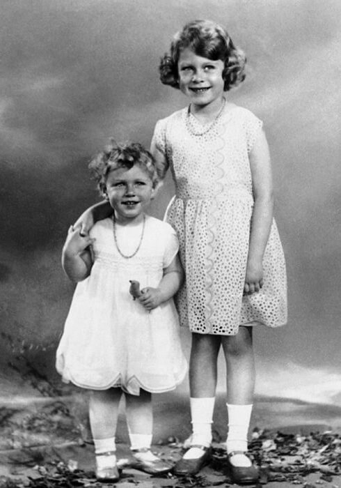 Будущая королева Великобритании и её младшая сестра. / Фото: www.yahoo.com

