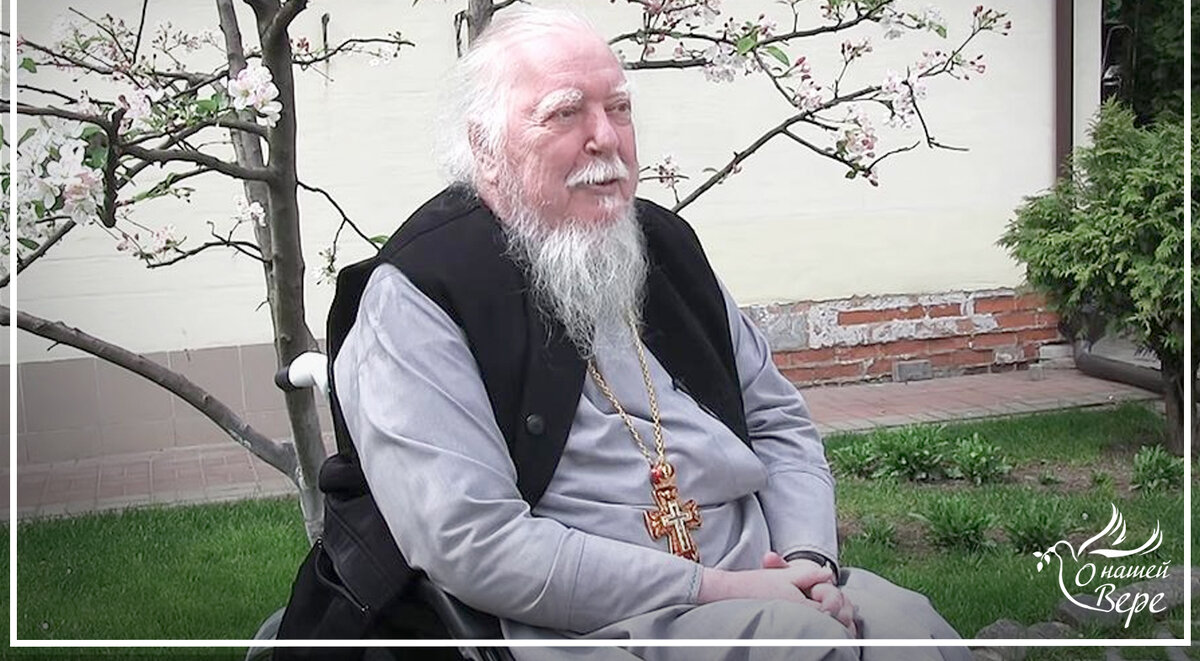 На видео - батюшка сидит в коляске, болезнь сильно подкосила здоровье священника.