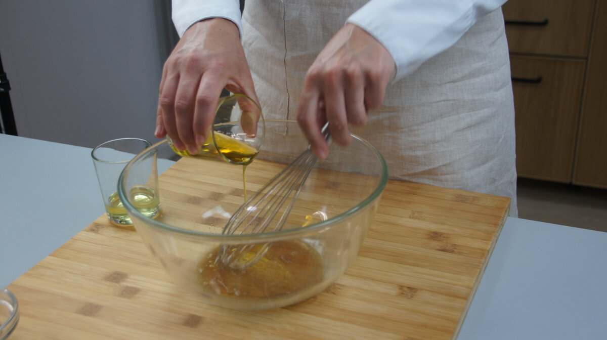 Тонкой струйкой вливаем масло не переставая перемешивать до образования эмульсии