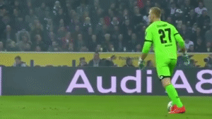 Вратарь отпустил мяч