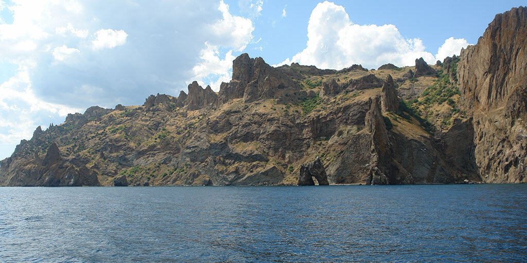 Крым. Вид на Карадаг и скалу Золотые Ворот