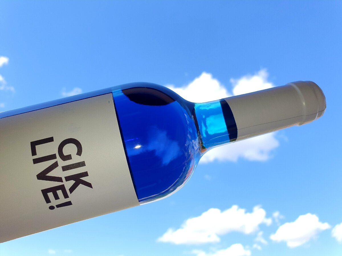 Создатели этого вина настоятельно советуют употреблять его охлажденным. Оно может служить гармоничным дополнением к блюдам мексиканской кухни, суши и острым соусам