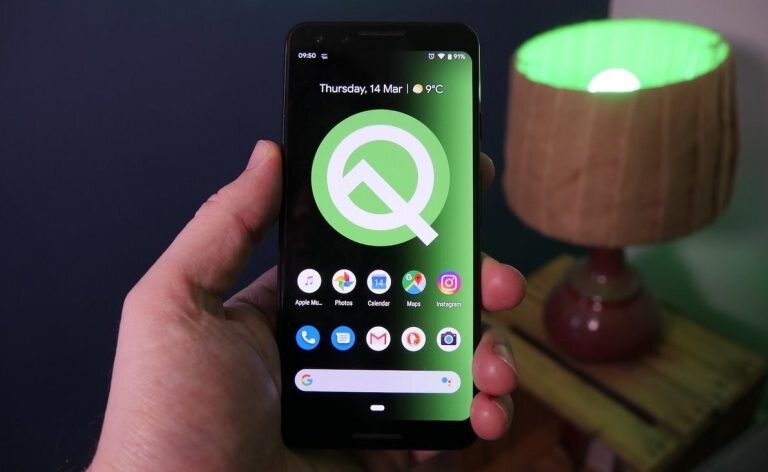 Почти любая новая версия Android, которая выходит каждый год в своем имени, имела одну букву, которая сразу же была узнаваема. Еще бы! Эта буква сразу же создавала ассоциативный ряд у любого человека с одним из самых популярных лакомств. Однако в прошлом году Google отказалась от привычного штампа и сегодня новая ОС имеет название Android 10, без дополнительных литер. Изменения коснулись лого – по-другому стал выглядеть шрифт, и изменилось схематичное изображение робота-андроида.