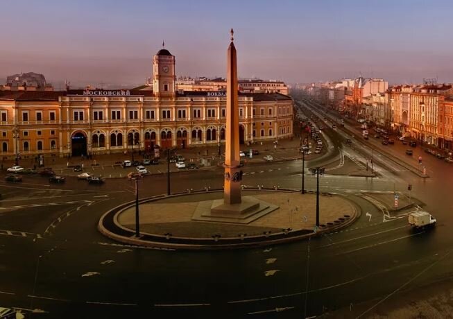 Источник фото:  https://glavguide.com/chem-zanyatsya/chto-posmotret/pamyatniki/obelisk-gorodu-geroyu-leningradu/
