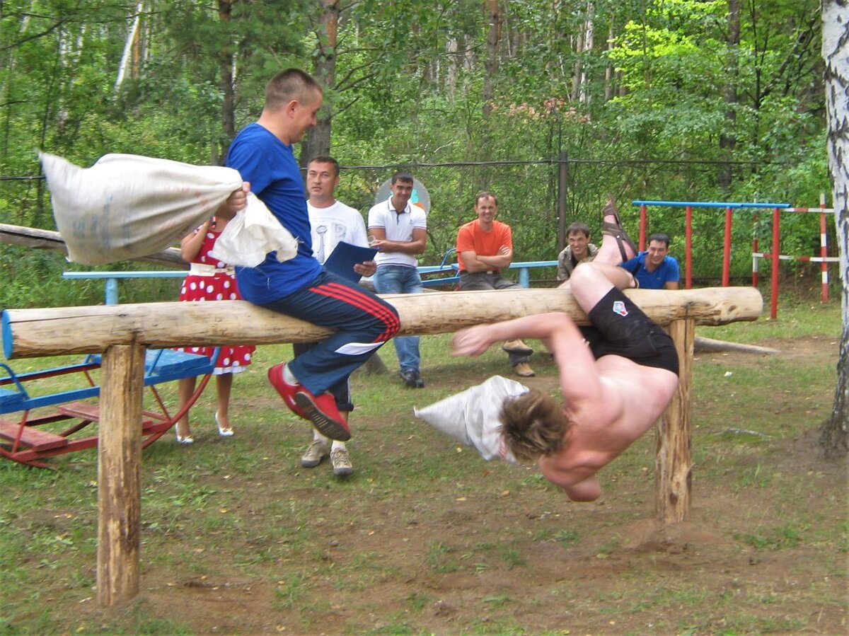 Бои на картонных трубах спорт