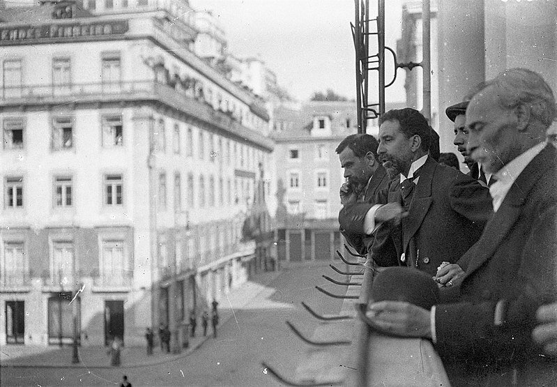 Провозглашение Португальской республики. В центре - будущий глава правительства и президент Теофилу Брага. Лиссабон, 1910 (ru.wikipedia.org)