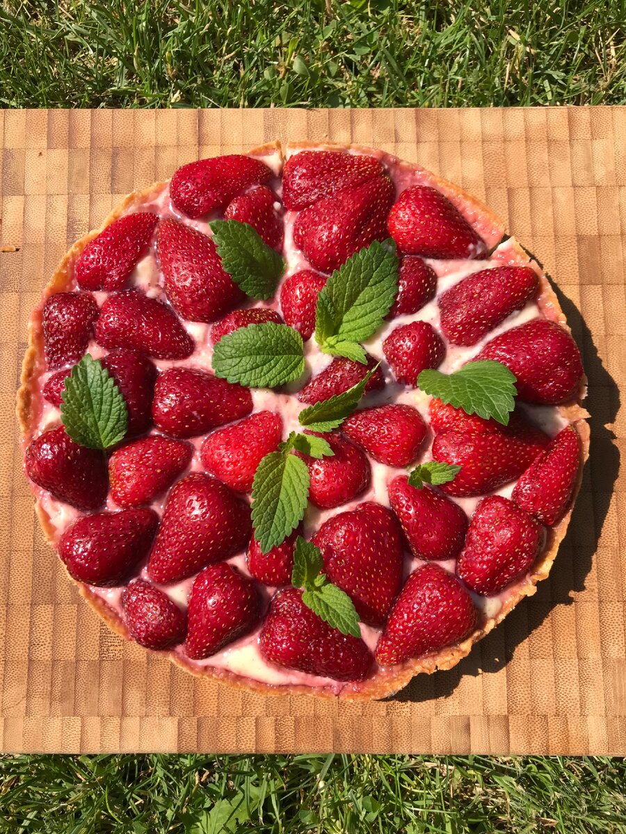 Наш тарт готов. Общая стоимость всех продуктов для его приготовления составила 240 руб.