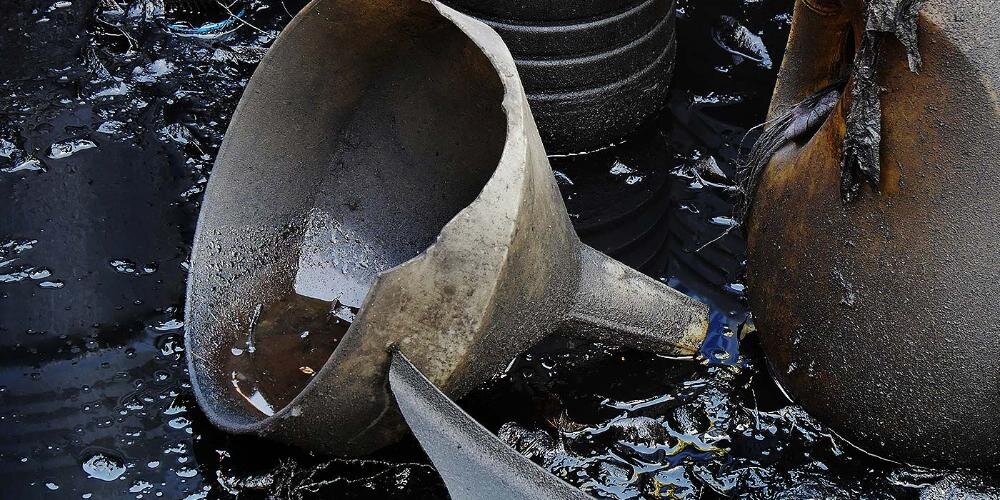 Советская женщина в фуфайке. Печь для литья алюминия. Разбитый глиняный кувшин. Налейте в глубокую тарелку воды. Вылить старую.