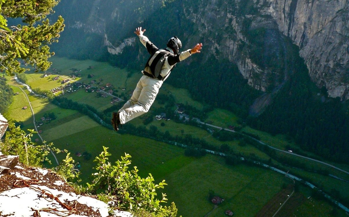 Падающий человек. Прыгнуть вслед. Парень убегает. Бег в никуда. Человек в прыжке.