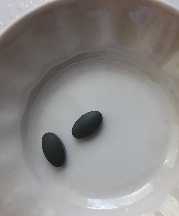 Я взяла 2 таблетки спирулины весом по 0.5г