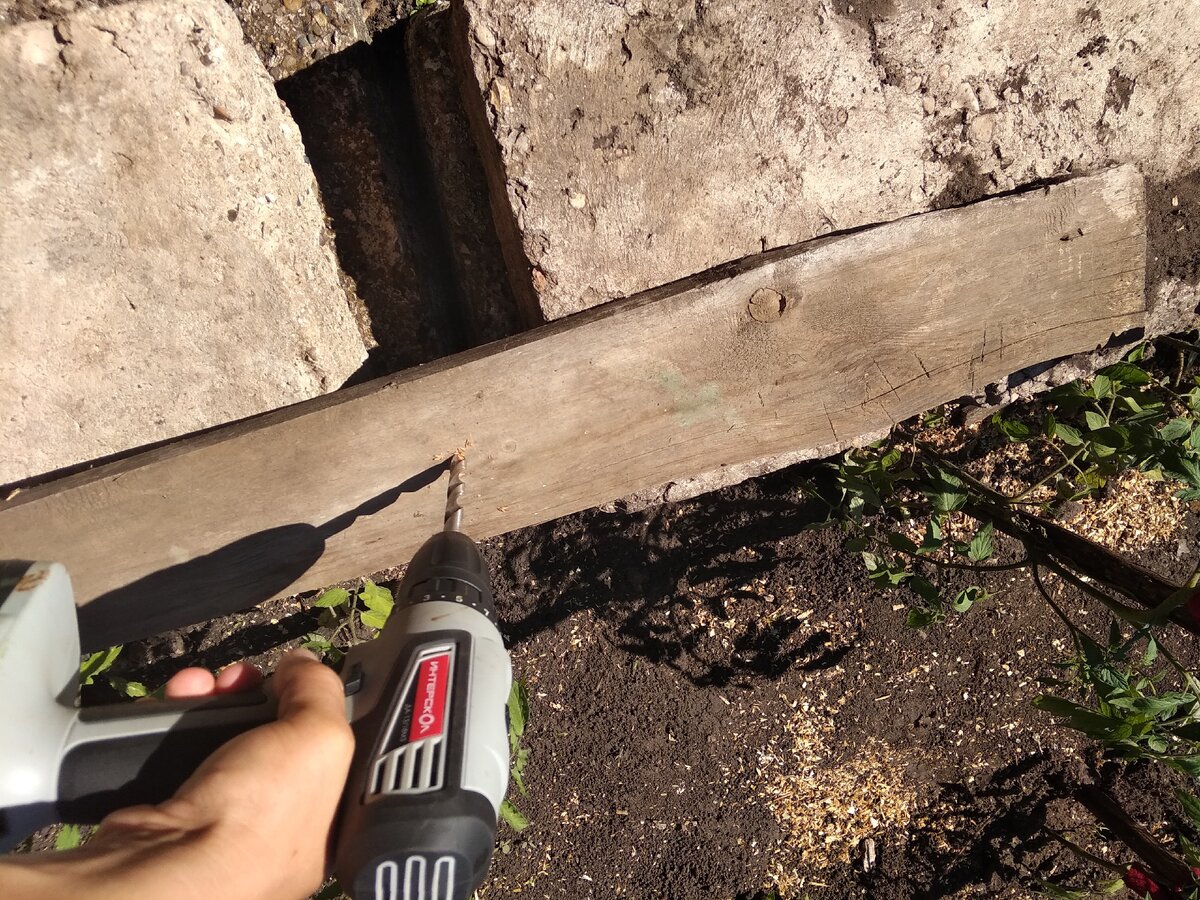                                                    Сверлим в середине доски