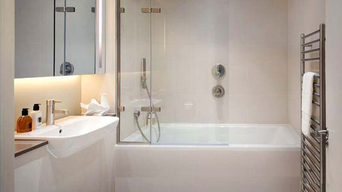 Дизайн небольшой ванной в современном стиле.