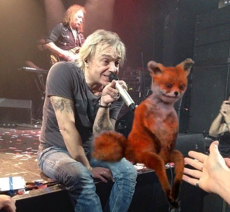 Костян однажды так набрался перед концертом, что не мог стоять