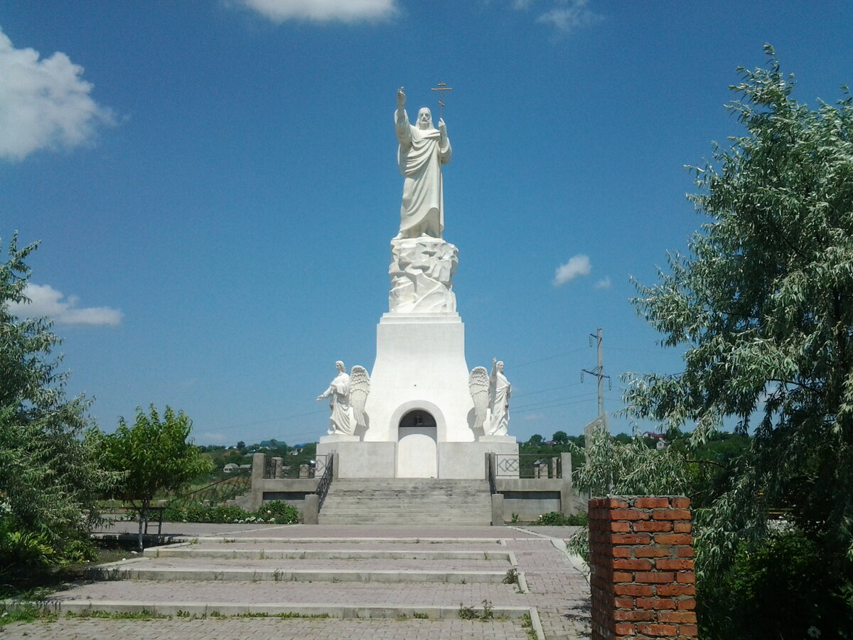 Статуя Христа воскресшего на территории Петропавловского храмового комплекса в г. Ессентуки