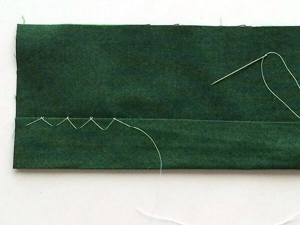 Потайной шов для подшивки брюк. Потайной шов на юбке. Подшить юбку вручную. Подшить брюки вручную потайным швом. Потайной шов козлик вручную.