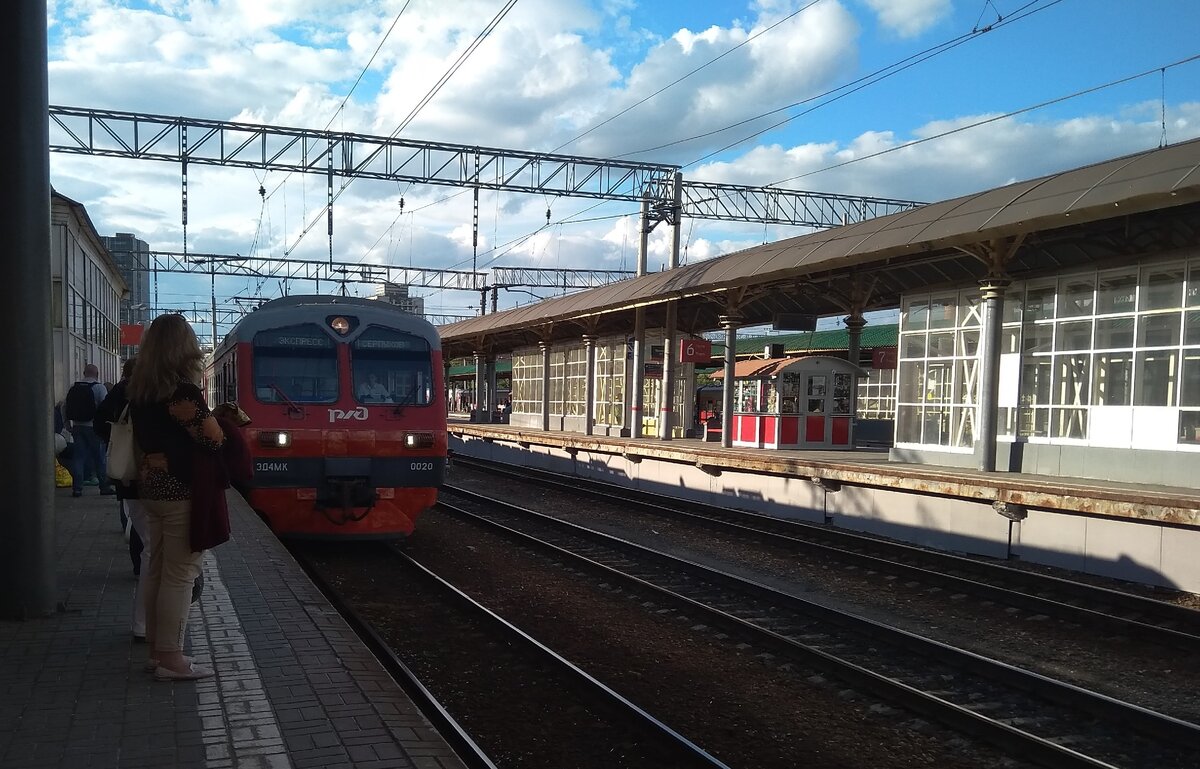 ЭД4МК-0020 на Серпухов. Не помню, почему не поехала на ней - видимо, торопиться мне было совсем некуда. :) Интересно, где она бегает сейчас?