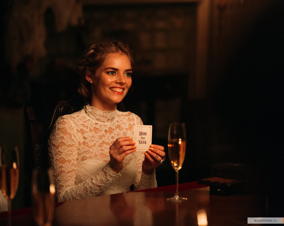 Кадр из фильма "Я иду искать" - Грейс тянет карту с названием игры, в которую ей придется играть. (источник: https://www.kinopoisk.ru)