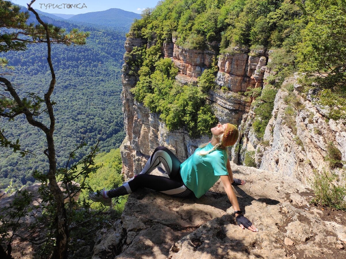 Поселок Мезмай в Краснодарском крае. Здесь сконцентрировано много природных достопримечательностей, среди них Орлиная полка и скала Пирамида. Про них есть видео и статьи на моем канале Туристочка