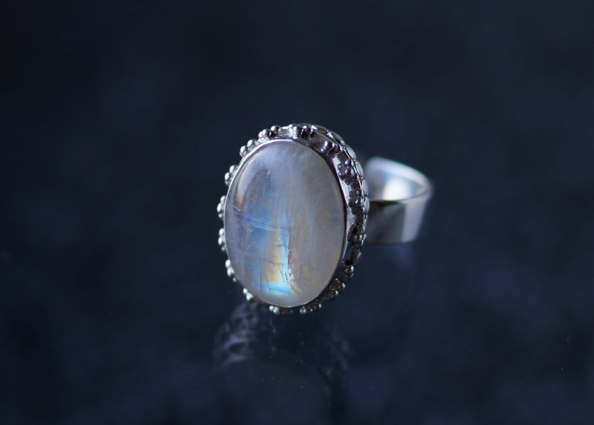 Источник: https://goroskopsegodnya.info/wp-content/uploads/2019/02/koltsos-adulyarom-1280x916.jpg