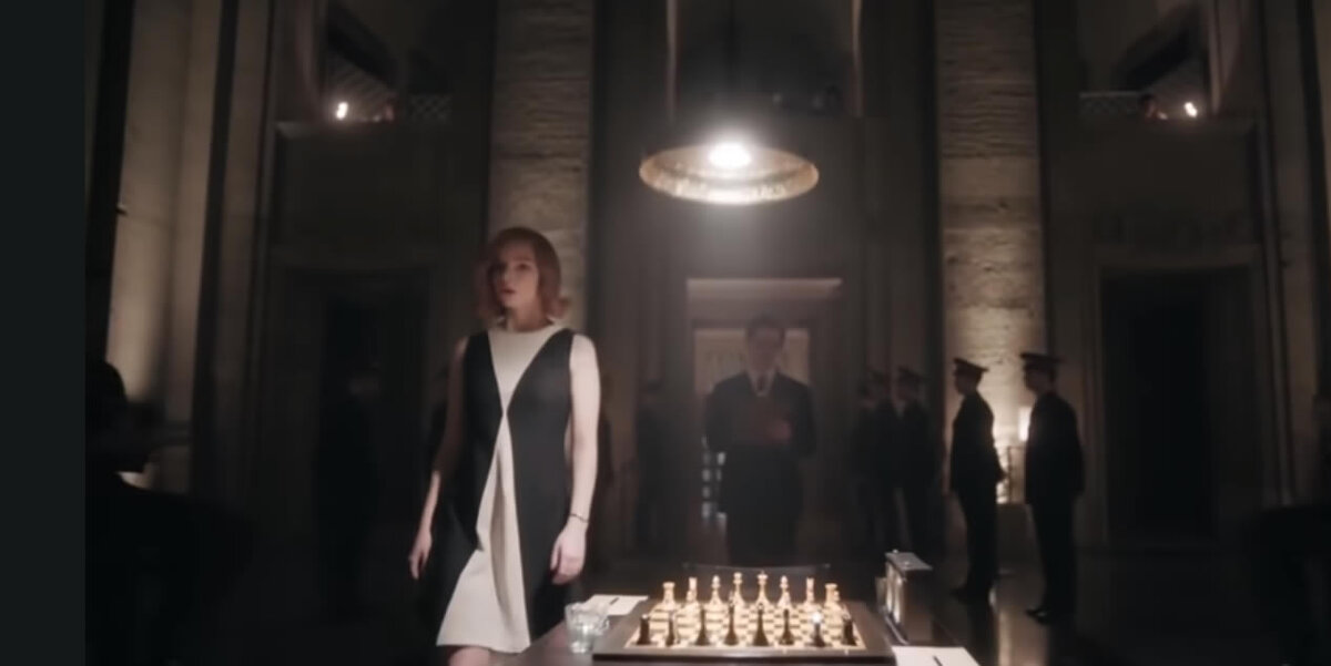 Героиня приехала в Москву на Чемпионат мира по шахматам. Снимок официального трейлера с канала Youtube