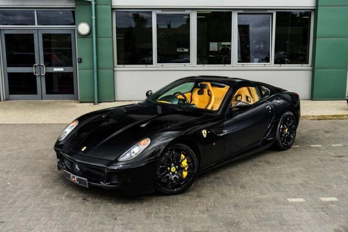 Первая из автопарка - это Ferrari 599 GTB на данный момент подобный автомобиль стоит около 7 млн рублей, новый же автомобиль стоил около 15 млн. Роскошное купе имеет 6,0-ти литровый V12 на 620 л.с. и разгоняется до 100 км/ч за 3,7 секунды.