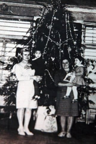 Маленький (4-5 лет?) Витя Цой с мамой Валентиной Васильевной на новогоднем празднике. 