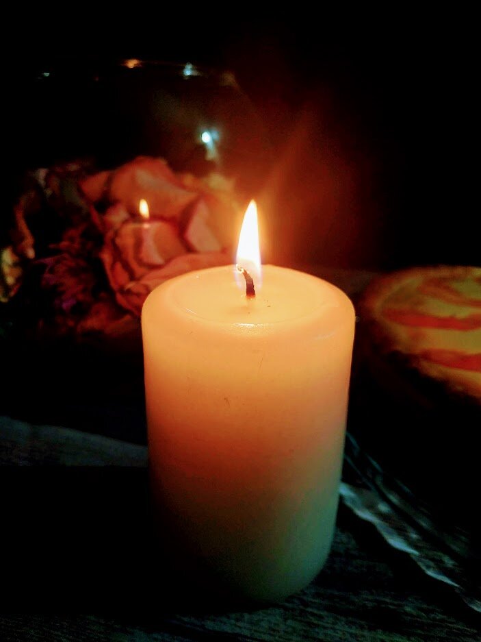 Что представляет собой ритуал гадания на воске свечи