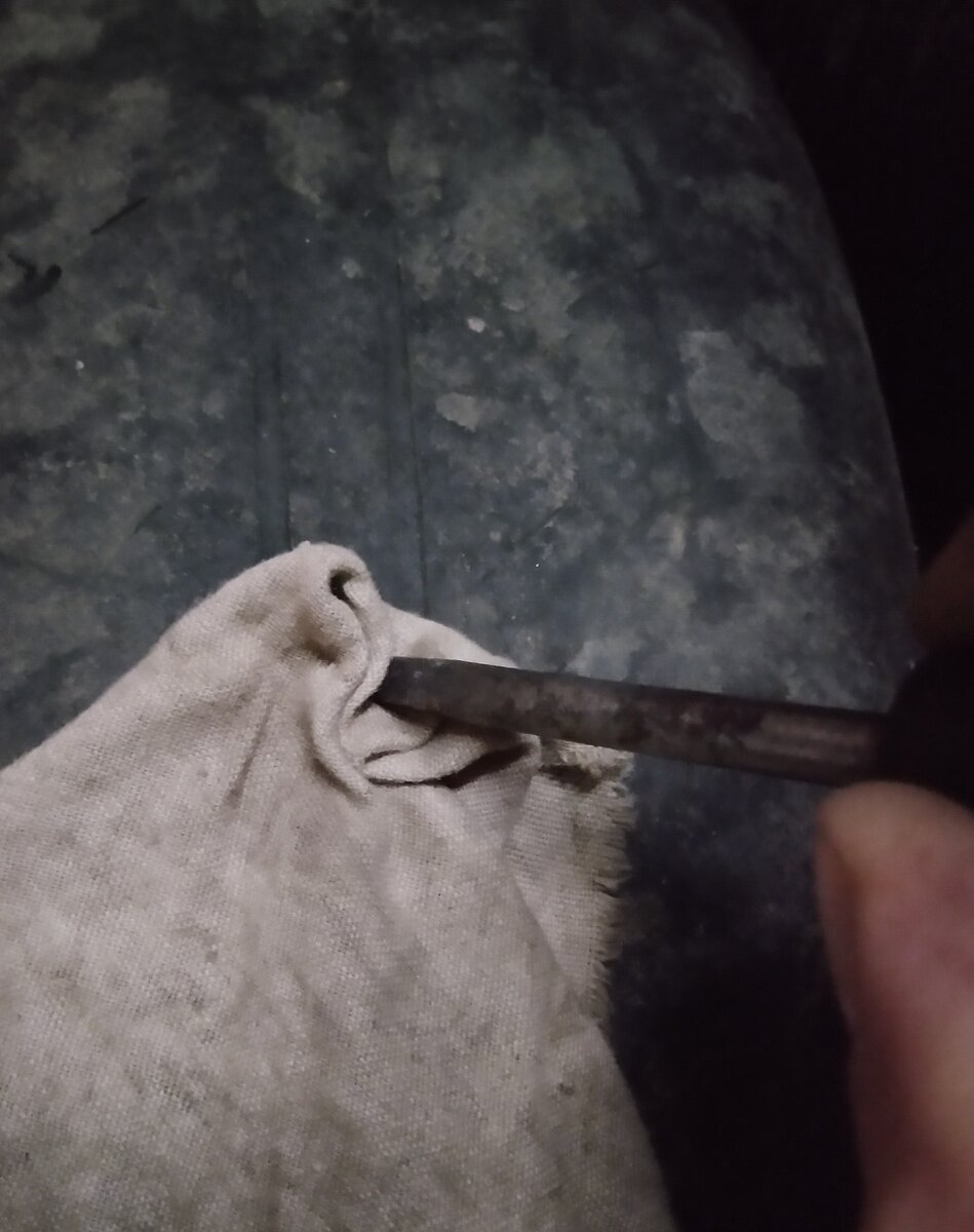 Таким вот образом,плотно вдавив тряпку с герметиком в место пореза.