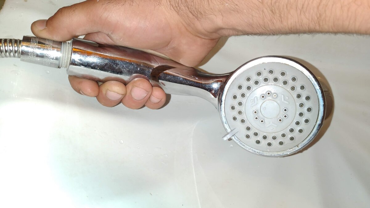 Снял душевую лейку.