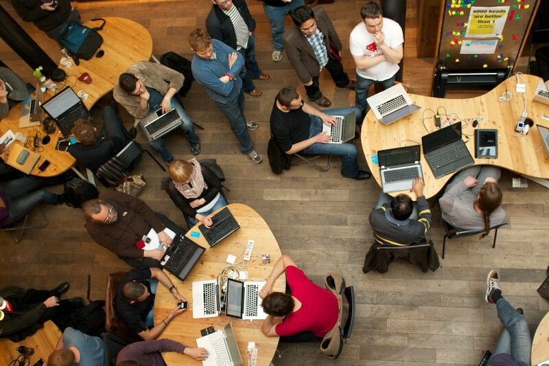 В этой статье мы расскажем, что такое хакатон, для чего он проводится, и как это мероприятие проходит. Речь пойдет о преимущества хакатонов для разработчиков и компаний.