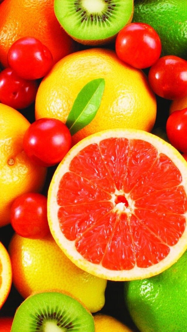 ммунитет - это очень сложная система, которая состоит из множества компонентов. И первыми признаками снижения иммунитета будут: слабость, быстрая утомляемость, вялость, разбитость, нарушения сна, частые ОРЗ и ОРВИ, обострения хронических заболеваний, аллергические реакции - это сигнал к тому, что иммунитет ослаблен и ему нужна помощь. Это особенно важно,как никак в наше время очень важно укреплять свой иммунитет ,когда ходят очень много инфекций. Сейчас я вам расскажу, всё же,как поддержать свой иммунную систему. Конечно в первую очередь это - Цитрусовые которые  богаты витамином С и фолиевой кислотой. Апельсины поддерживают артериальное давление, укрепляют иммунитет, снижают уровень вредного холестерина. Плоды включаются во многие диеты, так как обладают мочегонным эффектом и ускоряют метаболизм. Апельсины прекрасно тонизируют и заряжают бодростью на весь день. Поэтому фрукт можно включать в здоровые завтраки. Еще один сезонный фрукт это Хурма  которая содержит высокую концентрацию витамина А, который является одним из главнейших компонентов правильной работы иммунной системы и поддержания здорового метаболизма. Плод обладает мощными очищающими и омолаживающими свойствами. Он содержит в своем составе важнейшие аминокислоты и антиоксиданты. Хурма прекрасно насыщает, отличается низкой калорийностью. Она полезна для зрения. Фрукт прекрасно насыщает, не влияет на вес. Что важно в программах комплексного похудения.Поддержать иммунитет помогут плоды киви. Фрукт содержит большое количество витамина С, калий, магний, токоферол. При регулярном употреблении киви снижается риск развития сердечно-сосудистых заболеваний, укрепляются ногти, волосы. Плод включают во многие диеты для коррекции лишнего веса. Он отличается низкой калорийностью и высоким содержанием аскорбиновой кислоты. Поэтому он поможет не только избавиться от лишних килограммов, но и сделать это без вреда для здоровья. Кожица фрукта съедобна, она также содержит витамины и минералы, кроме того, способствует очищению кишечника. Поэтому фрукт можно кушать с ней.Если рассматривать, какой фрукт самый полезный, то нельзя упомянуть о гранате. Фрукт укрепляет иммунитет, противостоит целому ряду заболеваний. При регулярном употреблении из организма выводятся шлаки и токсины. Гранат незаменим при простудных заболеваниях. Он снижает температуру, облегчает кашель.  Фрукт рекомендуется употреблять гипертоникам, так как способствует снижению артериального давления. Гарант богат железом. Поэтому он рекомендуется беременным для предотвращения анемии. 
Врачи советуют употреблять не менее 7-8 фруктов в день. Это позволит сохранить здоровье и продлить молодость. Конечно же немало важно поддерживать свой организм водный баланс,а это . Полезные чаи. Это и старые проверенные «бабушкины» методы – чай с калиной, малиной, смородиной, лимоном, медом, и «современные», например, имбирный чай. Издавна известны его потогенные свойства и способность повышать иммунитет, а недавние исследования выявили его антиоксидантные и противовоспалительные «таланты». 
Чтобы извлечь максимальную пользу от имбиря, предлагаю рецепт чая: натрите 1 чайную ложку свежего корня имбиря. Залейте его горячей водой, но не крутым кипятком, и накройте крышкой. Дайте смеси настояться в течение 15 минут. Добавьте дольку лимона, мед - только «вприкуску»!

2. Натуральный пчелиный мед. Лучше всего его сочетать с чаем и лимоном. При этом мед не следует добавлять непосредственно в горячий чай, потому что при этом значительная часть биологически активных веществ теряют свои свойства. Мед можно есть на дольке лимона, яблока или с творогом. Ежедневное употребление овощей и фруктов поможет вам укрепить свой иммунитет! Конечно домашнее выращивание будет получше влиять на ваш организм,но и если нет возможности всё же купленные в магазине не на много хуже. Друзья питайтесь правильно и будьте Здоровы!!