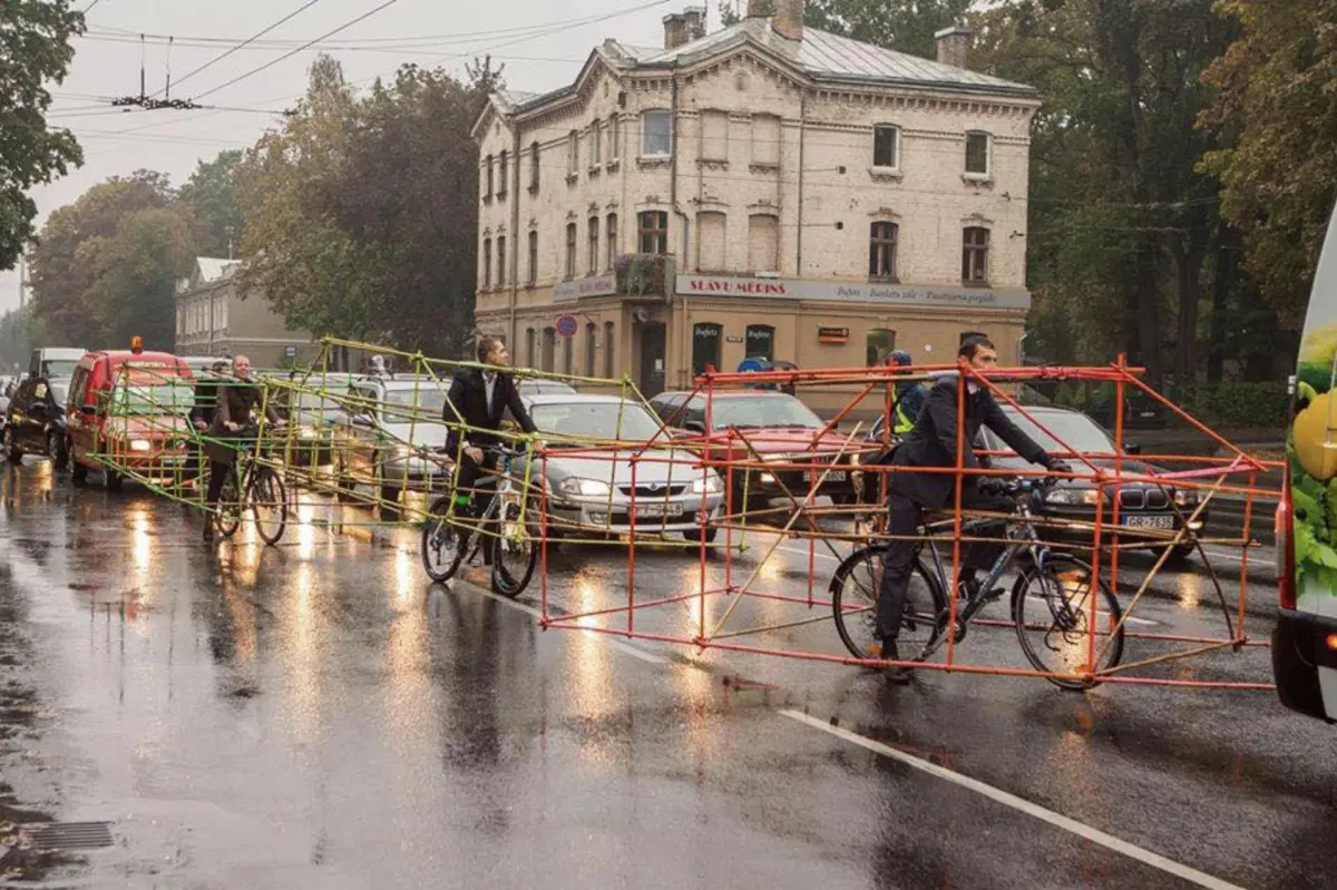 Латвийские велосипедисты показывают, как много места занимают автомобили. 