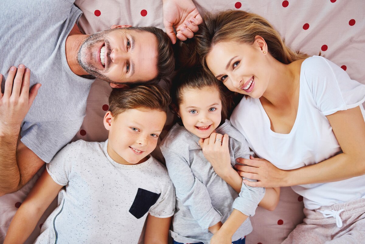 Изображение взято с https://www.freepik.com/free-photo/portrait-happy-family-lying-bed_11757036.htm