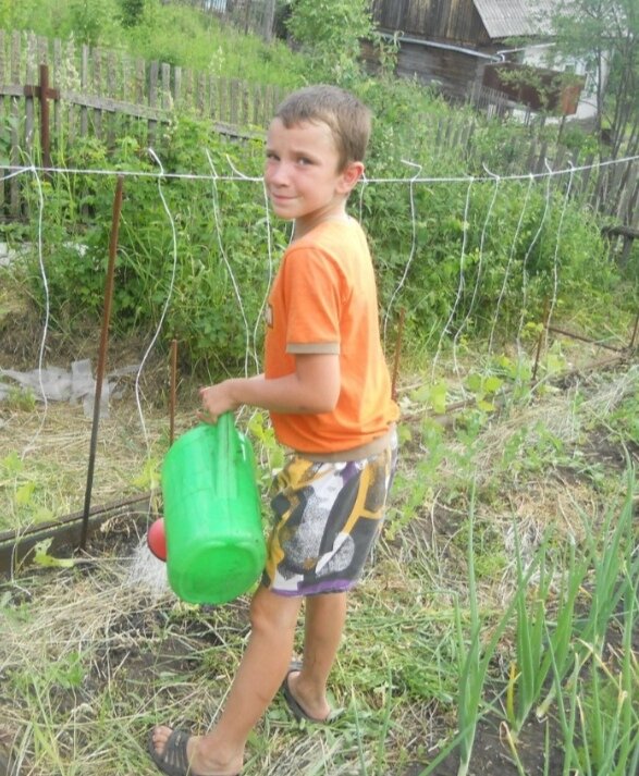 Не сжигаем, сухие ветки и траву. Всё идет в дело. Нас новый закон не касается.