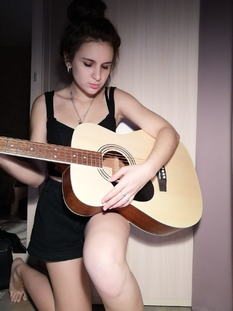                                               я начала учиться играть на гитаре