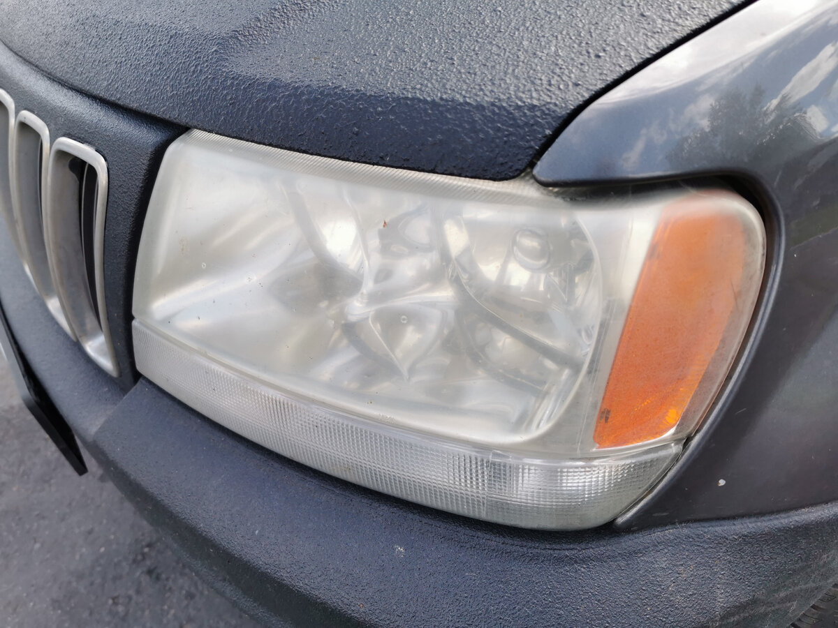 От времени стекла фар стали мутными